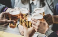 酒后脸白、脸红，和酒量有关？其实是肝脏的“受损信号”！