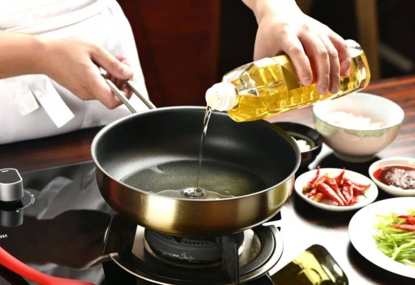 摄图网_500683596_banner_炒菜倒油(非企业商用).jpg 1-tuya.jpg