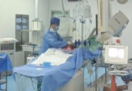 65岁大爷带孙子玩耍，身体不会动了！提醒：这些情况要注意！