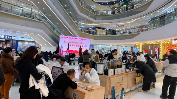 太疯狂！郑州这场夜市不烧烤不卖衣，大家不逛吃却排队“求扎针”？